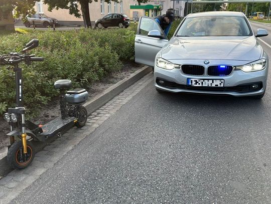 Jechał hulajnogą elektryczną z prędkością 55km/h. Pirata zatrzymali policjanci z grupy Speed