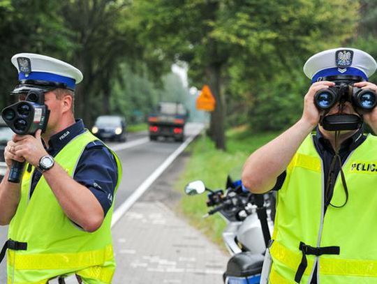 Jechał na zakazie i zdecydowanie za szybko. Policjanci zatrzymali 81-letniego pirata drogowego