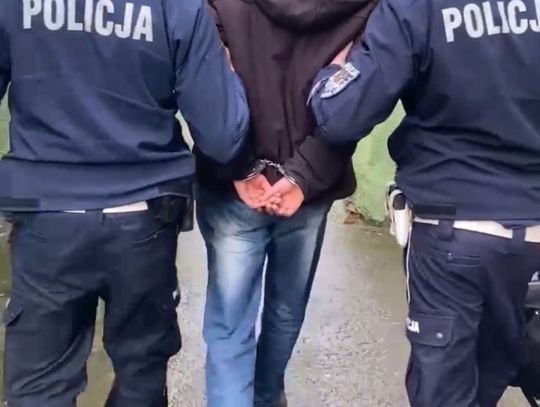 Jechał pijany i na dożywotnim zakazie. Trafił do aresztu, policjanci przejęli auto i 40 tysięcy zł