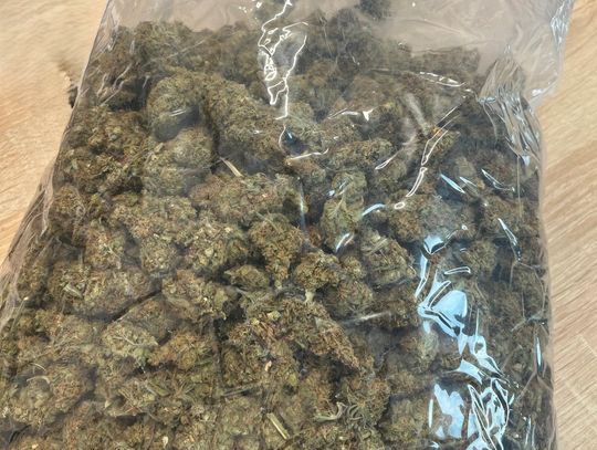 Jechał pijany i po narkotykach, w mieszkaniu 42-latka policjanci znaleźli wielki wór marihuany