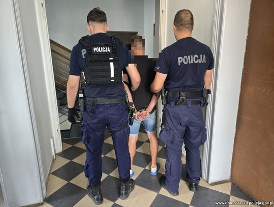 Jechał pijany z otwartą butelką i miał narkotyki. Okazało się, że wcale nie powinno go być w Polsce