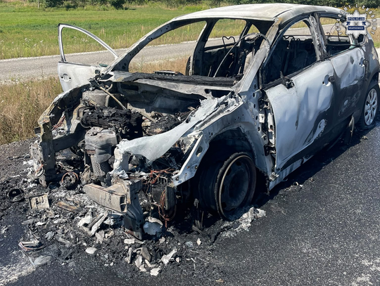 Jechał płonącym citroenem i o tym nie wiedział. Policjanci w ostatniej chwili wyciągnęli kierowcę i pasażerkę