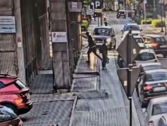 Jechał po chodniku i uderzył w auta. Pościg za kradzionym hyundaiem. W środku trzech młodych mężczyzn