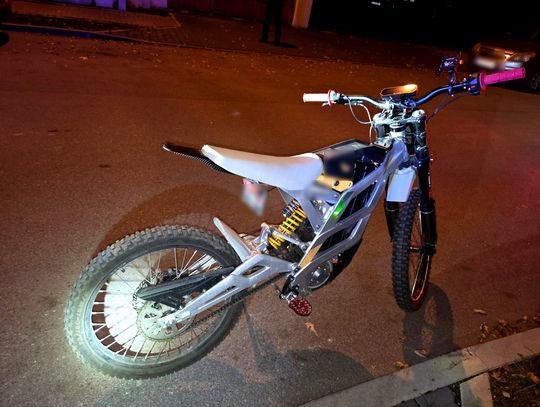 Jechał po chodniku motocyklem elektrycznym, gdy zatrzymali go policjanci wmawiał im, że to rower