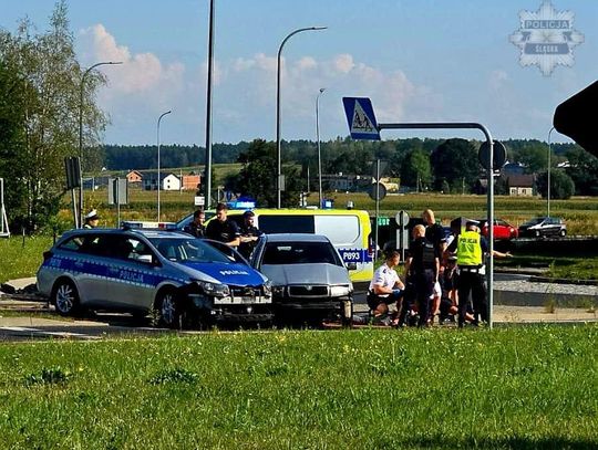 Jechał pod prąd i nie zatrzymał się do kontroli. Policjanci użyli radiowozu, by zatrzymać skodę