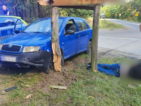 Jechał pod prąd i przejeżdżał na czerwonym świetle. Ucieczkę przed policją zakończył na reklamie