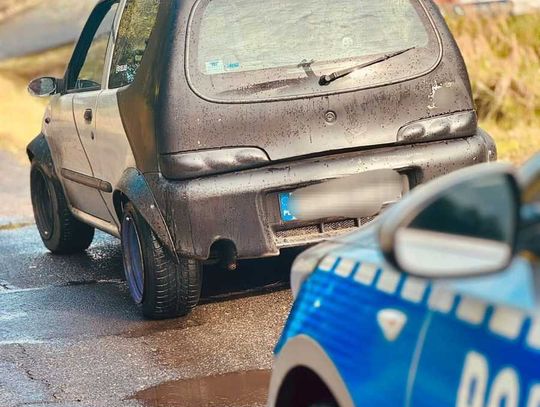 Jechał przez miasto zdezelowanym autem bez papierów. Policjantom pokazał prawo jazdy na traktor