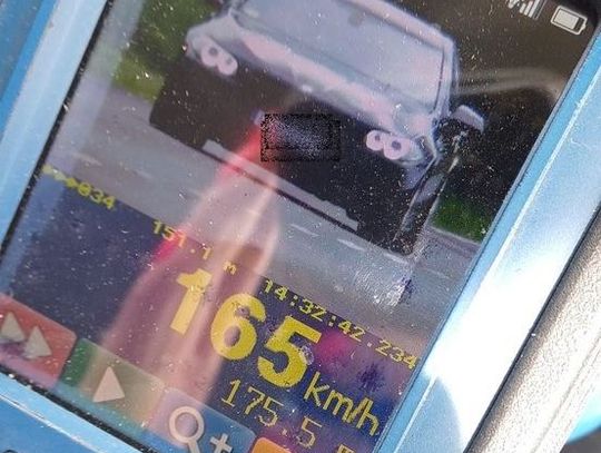 Jechał przez wieś z prędkością 165 km/h. Drogowy recydywista stracił prawo jazdy