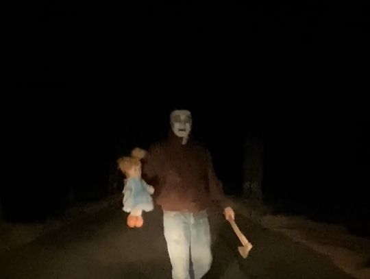 Jechał pustą drogą przez las, gdy zobaczył to coś. Miał maskę, siekierę i... lalkę. WIDEO