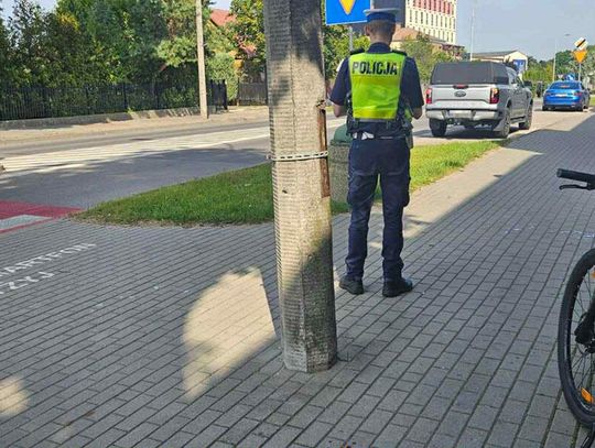 Jechał rowerem i gapił się w telefon. 29-latek zabrany do szpitala po uderzeniu w betonowy słup