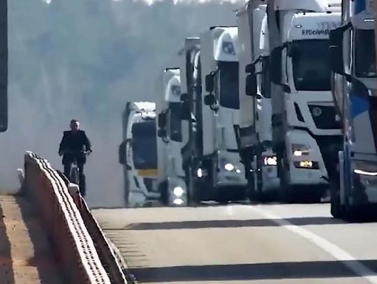 Jechał rowerem po autostradzie. Mężczyznę zatrzymała dopiero policja
