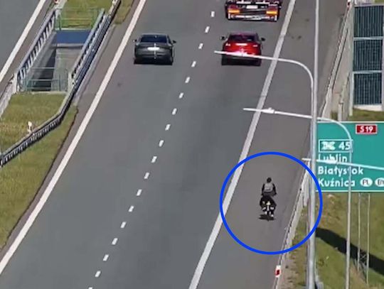 Jechał rowerem po drodze ekspresowej, a gdy się zmęczył, położył się na trawie