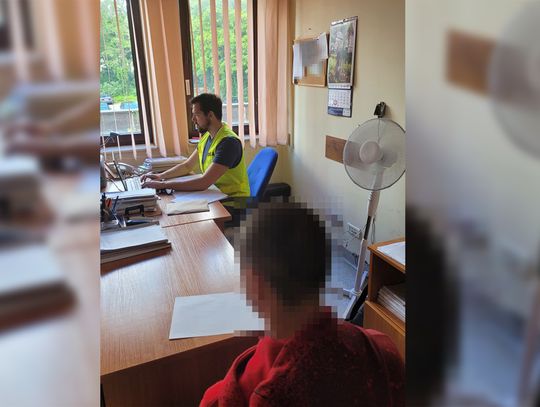 Jechał rowerem z telefonem przy uchu, kolejną noc spędził w areszcie. 26-latek nie bez powodu unikał policji