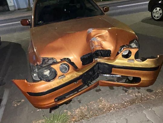 Jechał rozbitym BMW bez tablic. Okazało się, że mężczyzna za kierownicą nie ma prawa jazdy i jest poszukiwany