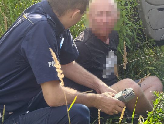 Jechał wężykiem i uderzył w auto. Policjanci udaremnili dalszą jazdę pijanemu kierowcy