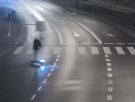 Jechał wężykiem na hulajnodze elektrycznej aż w końcu się przewrócił. Mężczyzna był kompletnie pijany