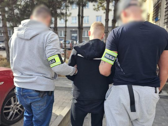 Jechał z dragami i bardzo mu się śpieszyło. Wokół auta unosił się zapach marihuany Jechał z dragami i bardzo mu się śpieszyło. Wokół auta unosił się zapach marihuany