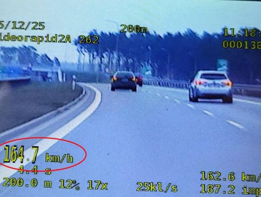 Jechał z prędkością 164 km/h przy ograniczeniu do 100. 21-latek ukarany za drogową recydywę