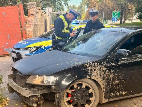 Jechał z urwanym zderzakiem, a na widok policji zamienił się miejscami z koleżanką. Potem było tylko gorzej