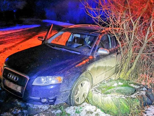Próbował uciec policji, bo miał zakaz prowadzenia. Wpadł do rowu i zawisł na starej oponie