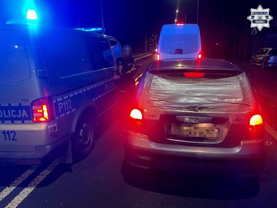 Jechał z zaklejoną tylną szybą i miał dwa zakazy. Policjantom zaoferował 150 złotych łapówki