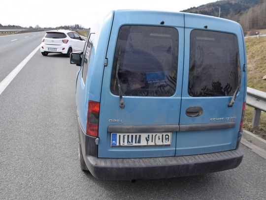 Jechał Zakopianką slalomem. Kierowca i pasażer kompletnie pijani. Po zatrzymaniu wpadli w szał Jechał Zakopianką slalomem. Kierowca i pasażer kompletnie pijani. Po zatrzymaniu wpadli w szał