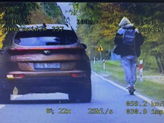 Jechał zygzakiem na hulajnodze elektrycznej po drodze krajowej. Miał 1,5 promila i dostał srogi mandat