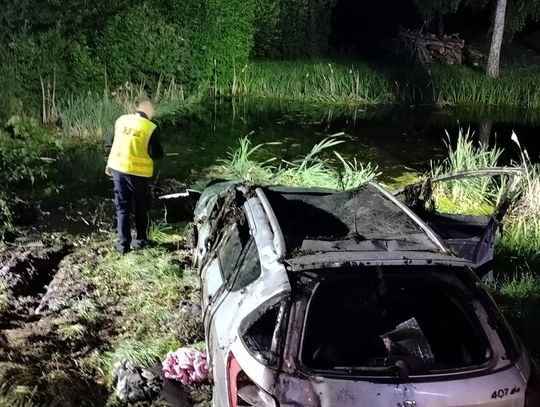 Jechała bez uprawnień, auto dachowało w bagnie. W wypadku zginęły dwie osoby