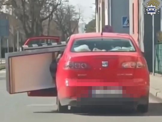 Jechała z kanapą wystającą z auta. Policja dostała nagranie i ukarała kobietę