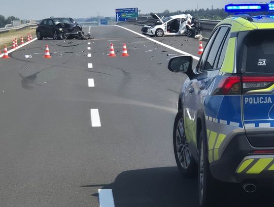 Jechali autostradą w jednym kierunku, gdy doszło do zderzenia. Sprawcą 21-latek w Toyocie