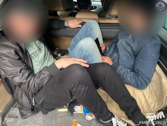 Jechali w ósemkę osobówką, dwaj siedzieli w bagażniku. Pijany kierowca stracił prawo jazdy