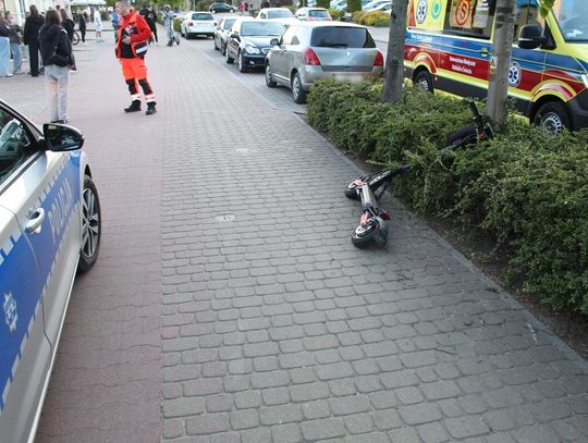 Jechali we dwóch na jednej hulajnodze. Doszło do wypadku, gdy rozpędzili się z górki. Obaj chłopcy trafili do szpitala