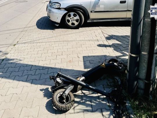 Jechali we dwóch na jednej hulajnodze elektrycznej i zderzyli się z autem. Kierował 14-latek