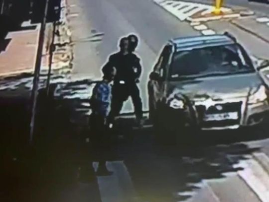 Jechali we dwóch na jednej hulajnodze i potrącili 71-latka na przejściu. Nawet się nie zatrzymali
