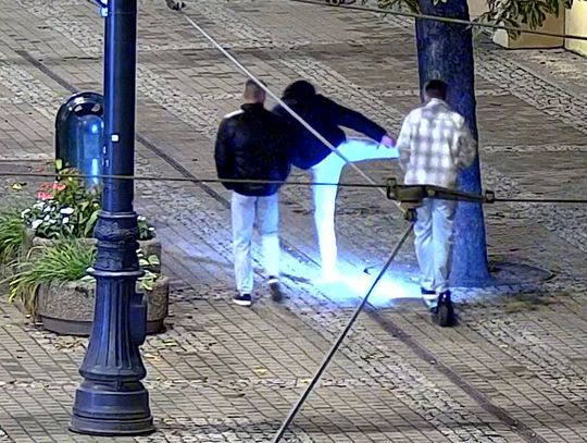 Jechali we trzech na jednej hulajnodze i rozrabiali na mieście. Młodzi mężczyźni byli pijani, a teraz każdy z ich jest biedniejszy o ładną sumkę