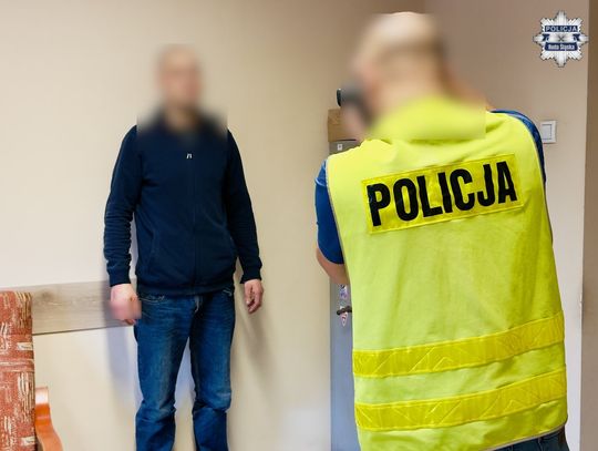 Jeden groził nożem kasjerce, drugi stał na czatach w drzwiach. Zatrzymani sprawcy zuchwałego napadu