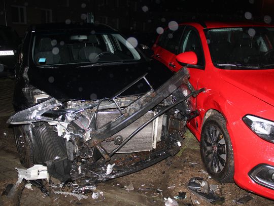 Jedno auto, dwóch pijanych kierowców. Nocny rajd zakończony kraksą na parkingu