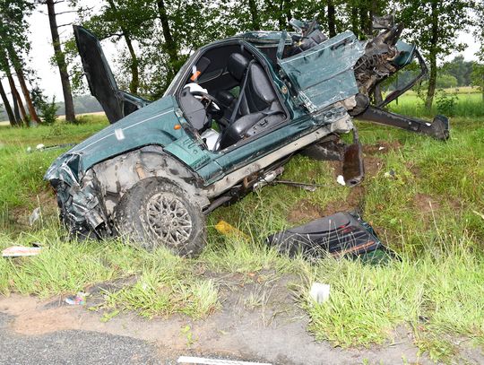 Jeep zderzył się z ciężarówką i wpadł do rowu. Z auta oderwało się koło, które uderzyło w BMW