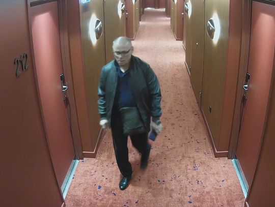 Jeśli go poznajesz, powiadom policję. Ukradł pieniądze i dokumenty gościom hotelowym