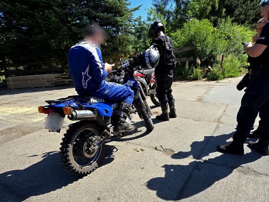 Jeździł po lesie crossem. 20-latek nie miał uprawnień, a motocykl badań i ubezpieczenia