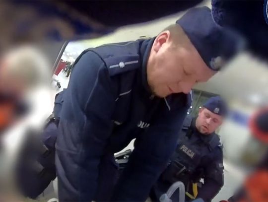 Kamera na mundurze policjanta nagrała akcję ratunkową w supermarkecie. Serce mężczyzny stanęło. WIDEO