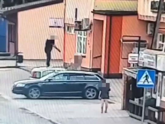 Kamery nagrały, jak skaczą po samochodach. Sprawcami 44-latek i nieletni chłopiec