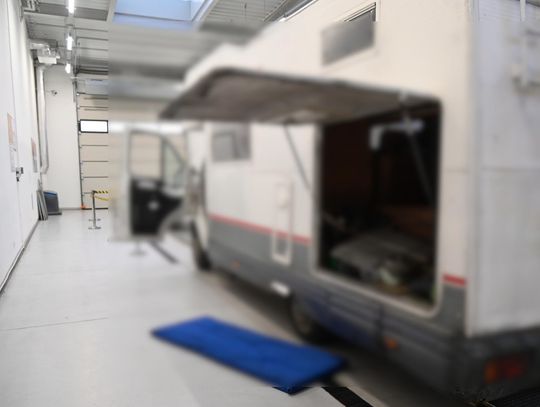 Kamper pełen kontrabandy. Mundurowi znaleźli prawie dwa tysiące paczek papierosów