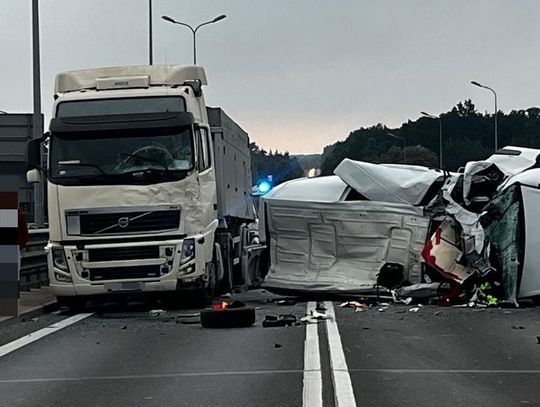 Karambol czterech pojazdów na krajowej 9. Trzy osoby zostały zabrane do szpitala