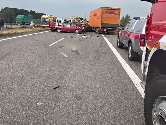 Karambol i uderzenie w bariery na autostradzie A4. Trasa w kierunku Krakowa całkowicie zablokowana