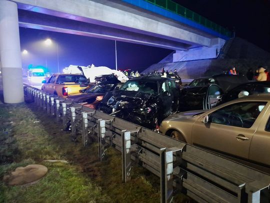 Karambol na drodze ekspresowej S 19. Zdarzyło się aż 26 pojazdów, 10 osób zostało rannych