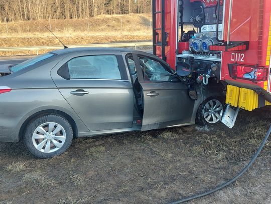 Karambol na drodze ekspresowej S7. Jedno z aut wbiło się w tył wozu strażackiego