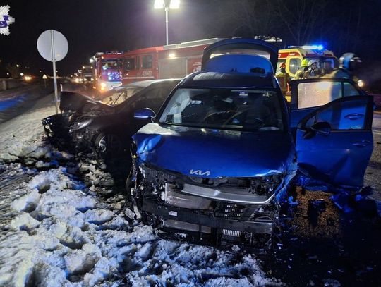 Karambol na krajowej 17. Do szpitala zabrano cztery osoby, w tym matkę z czterodniowym niemowlęciem