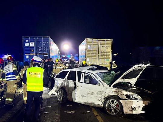 Karambol z udziałem 21 pojazdów. Kilka pojazdów zapaliło się, zginęły cztery osoby [FOTO]