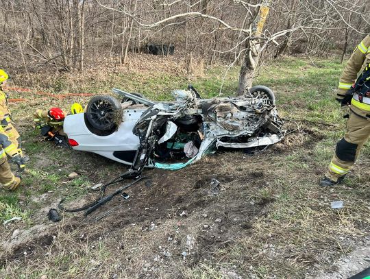 Karambol z udziałem pięciu aut na krajowej 63. Volvo i BMW wypadły z drogi i dachowały na polu Karambol z udziałem pięciu aut na krajowej 63. Volvo i BMW wypadły z drogi i dachowały na polu